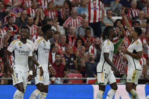 Οι παίκτες της Ρεάλ πανηγυρίζουν γκολ που σημείωσαν κόντρα στη Ρεάλ Σοσιεδάδ για τη La Liga 2023-2024 στο "Σαν Μαμές", Μπιλμπάο | Σάββατο 12 Αυγούστου 2023