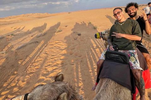 Ο Κώστας Τσιμίκας με τον Μο Σαλάχ πάνω σε μία καμήλα στο Ντουμπάι