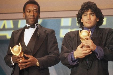 Μαραντόνα και Πελέ μαζί το 1987 κατά τη διάρκεια ποδοσφαιρικών βραβεύσεων
