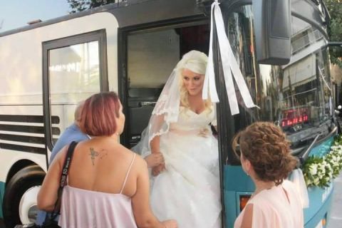 Νύφη στη Λαμία πήγε στο γάμο με... 20 ΚΤΕΛ (video)