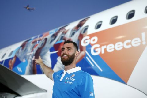Εθνική Μπάσκετ: Αεροσκάφος της Aegean Airlines ντύθηκε με τις φιγούρες του Γιάννη Αντετοκούνμπο και των υπόλοιπων διεθνών