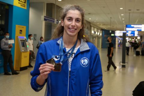 Η Άννα Ντουντουνάκη ποζάρει με τα δύο μετάλλια που κατέκτησε στο ευρωπαϊκό πρωτάθλημα