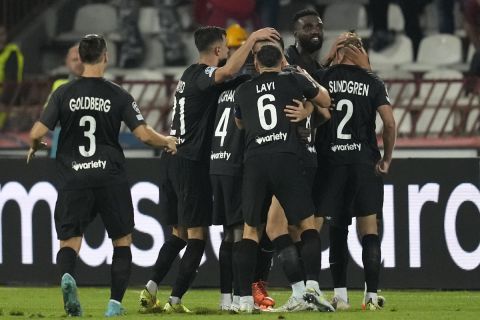Οι παίκτες της Μακάμπι Χάιφα πανηγυρίζουν γκολ που σημείωσαν κόντρα στον Ερυθρό Αστέρα για τα playoffs του Champions League 2022-2023 στο "Ράικο Μίτιτς", Βελιγράδι | Τρίτη 23 Αυγούστου 2022