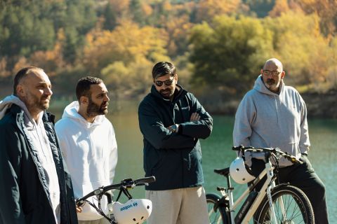 Οι Παντελής Βλαχόπουλος, Θέμης Καίσαρης και Τσάρλυ με τα ηλεκτρικά ποδήλατα στη λίμνη Τσιβλού