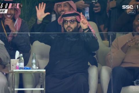 Σαουδάραβας δείχνει με τα δάχτυλα στον Μέσι, την ώρα που μπήκε στον αγωνιστικό χώρο, τα έξι γκολ της Αλ Νασρ στην Ίντερ Μαϊάμι