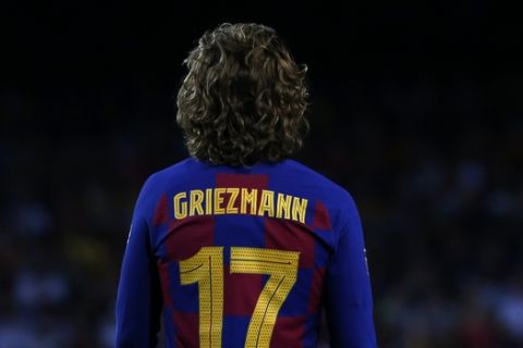 FC Barcelona's Antoine Griezmann during the Joan Gamper trophy soccer match between FC Barcelona and Arsenal at the Camp Nou stadium in Barcelona, Spain, Sunday, Aug. 4, 2019. (AP Photo/Joan Monfort)