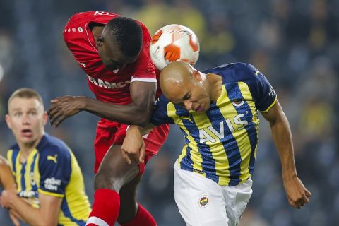Ο Ρουχάν Ακσόι της Φενέρμπαχτσε μονομαχεί με τον Εμπουανά Σαματά της Άντβερπ για τη φάση των ομίλων του Europa League 2021-2022 στο "Σουκρού Σαράτσογλου", Κωνσταντινούπολη | Πέμπτη 21 Οκτωβρίου 2021