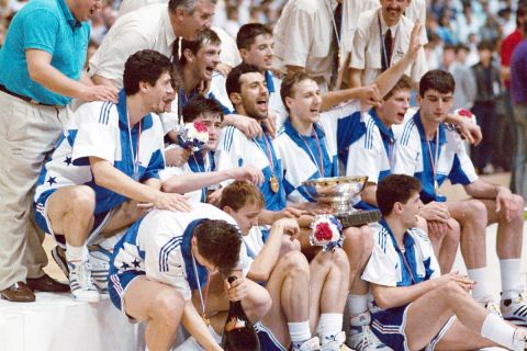 Οι παίκτες της Γιουγκοσλαβίας πανηγυρίζουν την κατάκτηση του χρυσού μεταλλίου στο Eurobasket 1989