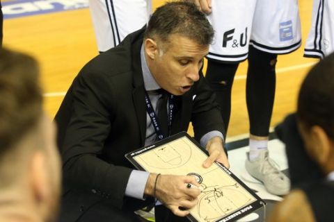 Ο Κώστας Μέξας δίνει οδηγίες στους παίκτες του ΠΑΟΚ σε αγώνα της Stoiximan Basket League 2020/21