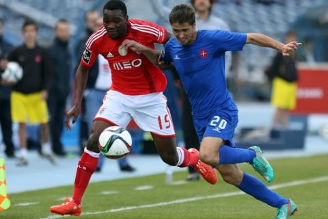 Benfica's Ola John, left, from Netherlands, vies for the ball with Belenenses' Filipe Ferreira during a Portuguese league soccer match between Benfica and Belenenses at the Restelo stadium, in Lisbon, Saturday, April 18, 2015. (AP Photo/Francisco Seco)
