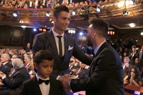 Ο Ρονάλντο με τον Μέσι στην απονομή των βραβείων της FIFA 