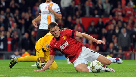 Manchester United's British midfielder Michael Carrick (R) beats Galatasaray's Uruguayan goalkeeper Fernando Muslera to score during an UEFA Champions League Group H football match between Manchester United and Galatasaray at Old Trafford in Manchester, on September 19, 2012. AFP PHOTO / ANDREW YATES        (Photo credit should read ANDREW YATES/AFP/GettyImages)