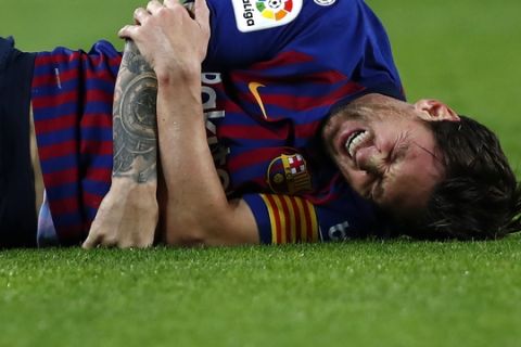 FC Barcelona's Lionel Messi looks painfully injured during the Spanish La Liga soccer match between FC Barcelona and Sevilla at the Camp Nou stadium in Barcelona, Spain, Saturday, Oct. 20, 2018. (AP Photo/Manu Fernandez)