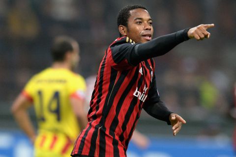 MILAN, ITALY - OCTOBER 22:  Robinho of AC Milan celebrates scoring the first goal during the UEFA Champions League Group H match between AC Milan and Barcelona at Stadio Giuseppe Meazza on October 22, 2013 in Milan, Italy.  (Photo by Claudio Villa/Getty Images)