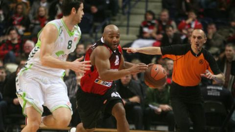 Lietuvos Rytas player Khalid El-Amin (R) vies with Unicaja player Pablo Almazan (L) during their Euroleague basketball match in Vilnius, on February 17, 2011. AFP PHOTO / PETRAS MALUKAS (Photo credit should read PETRAS MALUKAS/AFP/Getty Images)