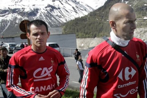 France's Zinedine Zidane, right, and Willy Sagnol walk during a training session in Tignes in the French Alps, Monday, May 22, 2006. The French team are training in France in preparation for the World Cup in Germany next month. (AP Photo/Christophe Ena)