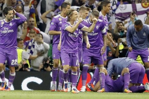 Real Madrid celebrate after Casemiro scored during the Champions League final soccer match between Juventus and Real Madrid at the Millennium stadium in Cardiff, Wales Saturday June 3, 2017. (AP Photo/Frank Augstein)