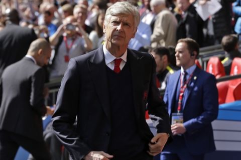 Arsenal team manager Arsene Wenger walks to the bench ahead of the English FA Cup semifinal soccer match between Arsenal and Manchester City at Wembley stadium in London, Sunday, April 23, 2017. (AP Photo/Alastair Grant)