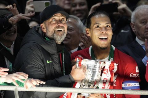 Τσέλσι - Λίβερπουλ: Κλοπ και Φαν Ντάικ σήκωσαν μαζί το Κύπελλο του League Cup