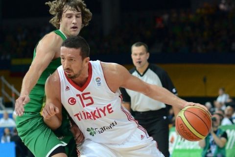 Hidayet Türkoglu of Turkey passes through Simas Jasaitis of Lithuania (L) during the first round group A qualification match between Turkey and Lithuania during the EuroBasket2011 on September 2, 2011. AFP PHOTO / JOE KLAMAR (Photo credit should read JOE KLAMAR/AFP/Getty Images)