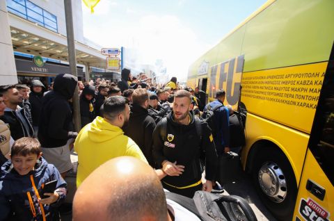 ΑΕΚ: Οπαδοί εμψύχωσαν την ομάδα στο αεροδρόμιο πριν από την αναχώρηση για Θεσσαλονίκη
