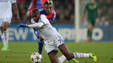 BASEL, SWITZERLAND - NOVEMBER 26:  Ramires of Chelsea battles with Serey Die of FC Basel during the UEFA Champions League Group E match between FC Basel 1893 and Chelsea at St. Jakob-Park on November 26, 2013 in Basel, Switzerland.  (Photo by Jamie McDonald/Getty Images)
