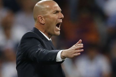 Real Madrid's head coach Zinedine Zidane gives directions to his players during the Champions League quarterfinal second leg soccer match between Real Madrid and Bayern Munich at Santiago Bernabeu stadium in Madrid, Spain, Tuesday April 18, 2017. (AP Photo/Francisco Seco)