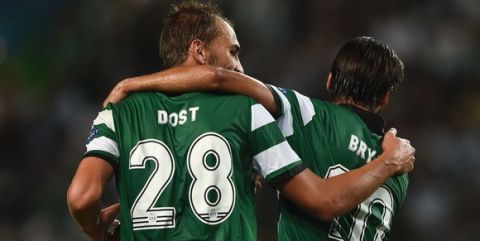 Sporting's Dutch forward Bas Dost (L) celebrates with teammate Sporting's Costa Rican forward Bryan Ruiz during their UEFA Champions League football match between Sporting CP and Legia Warsaw at the Jose Alvalade stadium in Lisbon on September 27, 2016. / AFP / PATRICIA DE MELO MOREIRA        (Photo credit should read PATRICIA DE MELO MOREIRA/AFP/Getty Images)
