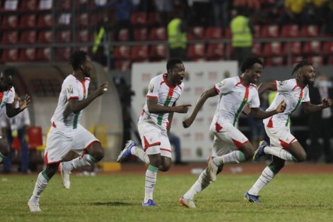 Οι παίκτες της Μπουρκίνα Φάσο πανηγυρίζουν την πρόκριση επί της Γκαμπόν, στα πέναλτι, στη φάση των 16 του Κυπέλλου Εθνών Αφρικής, που διεξάγεται στο Καμερούν