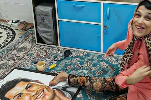 Η παράλυτη Ιρανή που ζωγράφισε με τo πόδι τα πορτρέτα Μέσι - Ρονάλντο