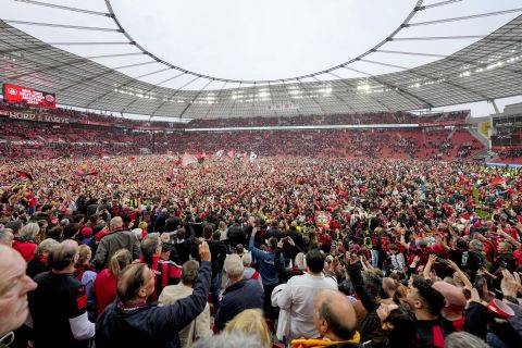 Οι φίλαθλοι της Λεβερκούζεν πανηγυρίζουν την κατάκτηση της Bundesliga 2023-2024 στην "Μπαϊαρένα", Λεβερκούζεν | Κυριακή 14 Απριλίου 2024