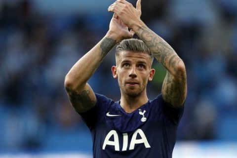Tottenham's Toby Alderweireld applauds to supporters at the end of the English Premier League soccer match between Manchester City and Tottenham Hotspur at Etihad stadium in Manchester, England, Saturday, Aug. 17, 2019. (AP Photo/Rui Vieira)