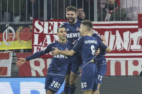 Οι παίκτες της Κολωνίας πανηγυρίζουν γκολ που σημείωσαν κόντρα στην Μπάγερν για την Bundesliga 2022-2023 στην "Άλιαντς Αρένα", Μόναχο | Τρίτη 24 Ιανουαρίου 2023