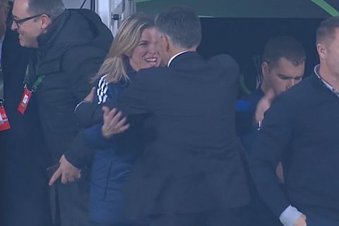 Η αγκαλιά του Μεντιλίμπαρ με την Μαρίνα μετά την πρόκριση του Ολυμπιακού στους 8 του Conference League