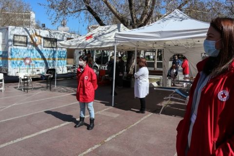 Υπαίθρια εθελοντική αιμοδοσία,  στο πλαίσιο των μέτρων περιορισμού της μετάδοσης του κορωνοιού σε κλειστούς χώρους, από την Κινητή Μονάδα Αιμοδοσίας του Γενικού Νοσοκομείου Λάρισας με τη συνδρομή του τοπικού παραρτήματος του Ελληνικού Ερυθρού Σταυρού, την Τρίτη 17 Μαρ΄τιου 2020. Το Υπουργείο Υγείας απευθύνθηκε στην  Αυτοδιοίκηση για την πραγματοποίηση αιμοληψιών εκτός Νοσοκομείων,  επειδή τις τελευταίες ημέρες παρατηρείται οξεία μείωση των αποθεμάτων αίματος στη χώρα.
(EUROKINISSI/ΛΕΩΝΙΔΑΣ ΤΖΕΚΑΣ)