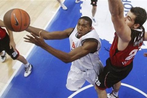 DdeMarcus Nelson of France's BC Cholet Basket scoring during a Euroleague  match against Lithuania's BC Lietuvos rytas in Vilnius , Lithuania, Wednesday ,Dec. 9, 2010. (AP Photo/Mindaugas Kulbis) 