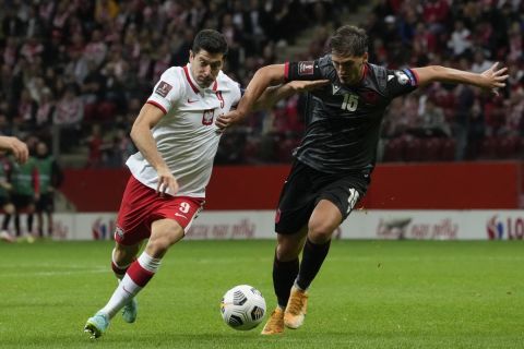 Ο Ρόμπερτ Λεβαντόβσκι της Πολωνίας μονομαχεί με τον Μαρς Κουμπουλά της Αλβανίας για τους προκριματικούς ομίλους της ευρωπαϊκής ζώνης στο Παγκόσμιο Κύπελλο 2022 στο "Ναροντόβι", Βαρσοβία | Πέμπτη 2 Σεπτεμβρίου 2021