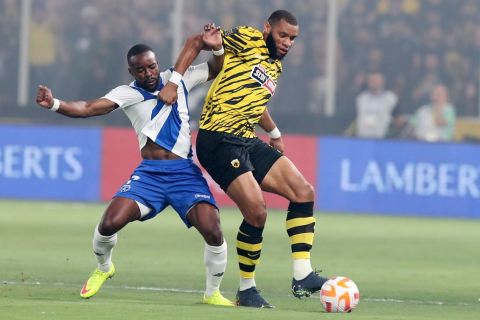 Ο Οφούσου με τον Μουκουντί σε ματς του Ιωνικού με την ΑΕΚ | 3 Οκτωβρίου 2022