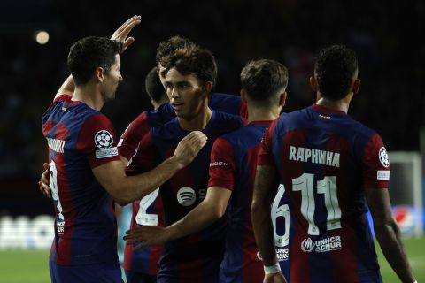 Οι παίκτες της Μπαρτσελόνα πανηγυρίζουν γκολ που σημείωσαν κόντρα στην Άντβερπ για τη φάση των ομίλων του Champions League 2023-2024 στο Ολυμπιακό Στάδιο Βαρκελώνης | Τρίτη 19 Σεπτεμβρίου 2023