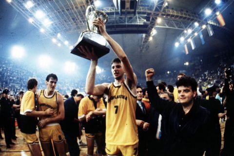 Ο Τόνι Κούκοτς με το τρόπαιο της EuroLeague
