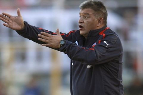 Chile's coach Claudio Borghi gives directions to his players during a 2014 World Cup qualifying soccer game against Bolivia in La Paz, Bolivia, Saturday, June 2, 2012. Chile won 2-0. (AP Photo/Juan Karita)