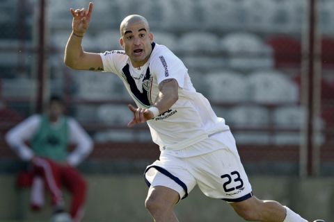 Velez Sarsfield's forward Santiago Silva (C) celebrates after scoring against Huracan during their Argentine First Division football match, at Tomas Duco stadium, in Buenos Aires, on June 12, 2011. The 2-0 triumph over Huracan established Velez Sarsfield as the Clausura Tournament 2011 champion, after Lanus --which was its rival-- lost 1-0 to Argentinos Juniors.  AFP PHOTO (Photo credit should read STR/AFP/Getty Images)