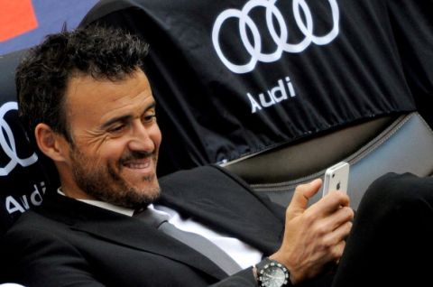 MILAN, ITALY - MARCH 24:  AS Roma head coach Luis Enrique looks at his mobile phone before the Serie A match between AC Milan and AS Roma at Stadio Giuseppe Meazza on March 24, 2012 in Milan, Italy.  (Photo by Claudio Villa/Getty Images)