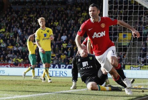 Manchester United's Ryan Giggs (R) celebrates after scoring during their English Premier League soccer match against Norwich City at Carrow Road in Norwich, south-east England, February 26, 2012.   REUTERS/Darren Staples   (BRITAIN - Tags: SPORT SOCCER) FOR EDITORIAL USE ONLY. NOT FOR SALE FOR MARKETING OR ADVERTISING CAMPAIGNS. NO USE WITH UNAUTHORIZED AUDIO, VIDEO, DATA, FIXTURE LISTS, CLUB/LEAGUE LOGOS OR "LIVE" SERVICES. ONLINE IN-MATCH USE LIMITED TO 45 IMAGES, NO VIDEO EMULATION. NO USE IN BETTING, GAMES OR SINGLE CLUB/LEAGUE/PLAYER PUBLICATIONS