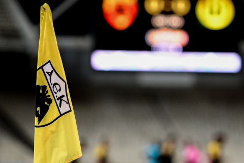 Σημαία της ΑΕΚ στην αναμέτρηση με τη Βόλφσμπουργκ για το Europa League.