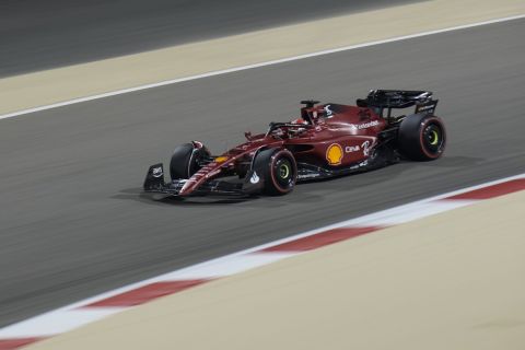 Το υπέροχο μονοθέσιο της Scuderia Ferrari, υπό το φως των προβολέων στην πίστα Σακχίρ του Μπαχρέιν