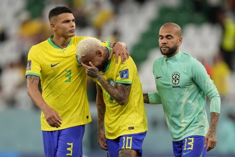 Ο Νεϊμάρ, ο Τιάγκο Σίλβα και ο Ντάνι Άλβες της Βραζιλίας έπειτα από τον αποκλεισμό από την Κροατία στα προημιτελικά του Παγκοσμίου Κυπέλλου 2022 στο "Ετζουκέισον Σίτι", Αλ Ραγιάν | Παρασκευή 9 Δεκεμβρίου 2022