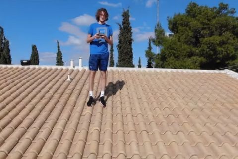 Ο Τσιτσιπάς πετάει drone πάνω στα κεραμίδια του σπιτιού του!