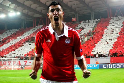 Benfica's Oscar Cardozo, from Paraguay, celebrates after scoring his side's third goal against Fenerbahce during their Europa League semi final second leg soccer match at Benfica's Luz stadium in Lisbon, Thursday, May 2, 2013. (AP Photo/Francisco Seco)