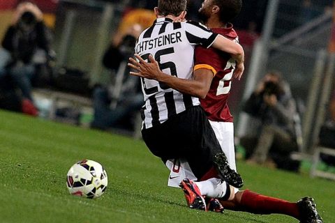 Juventus' Swiss defender Stephan Lichtsteiner (L) falls with AS Roma's Malian midfielder Seydou Keita during the Italian Serie A football match between AS Roma and Juventus at the Olympic Stadium in Rome on March 2, 2015. AFP PHOTO / TIZIANA FABI        (Photo credit should read TIZIANA FABI/AFP/Getty Images)